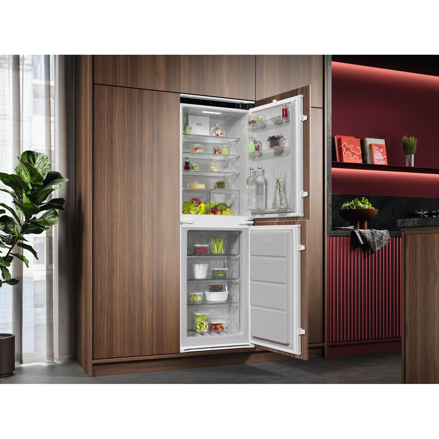 AEG Exclusiv Line NSC7T185ES 54.6cm 50/50 Built In Frost Free Fridge Freezer full image