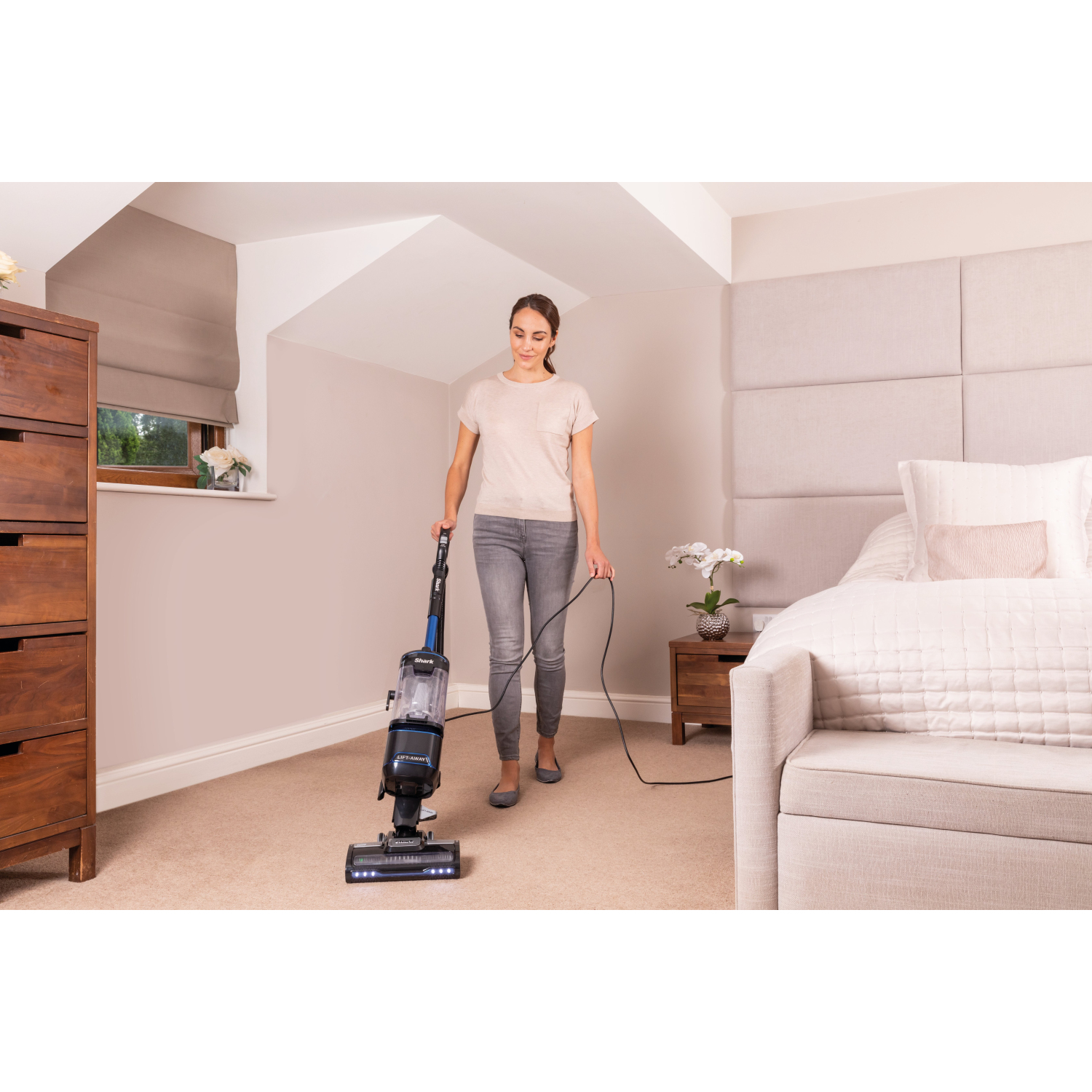 Shark NV602UK Upright Vacuum Cleaner  full image