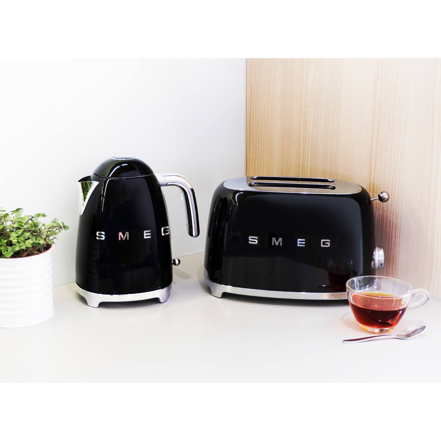 Smeg 50's Retro Style Kettle thumbnail image