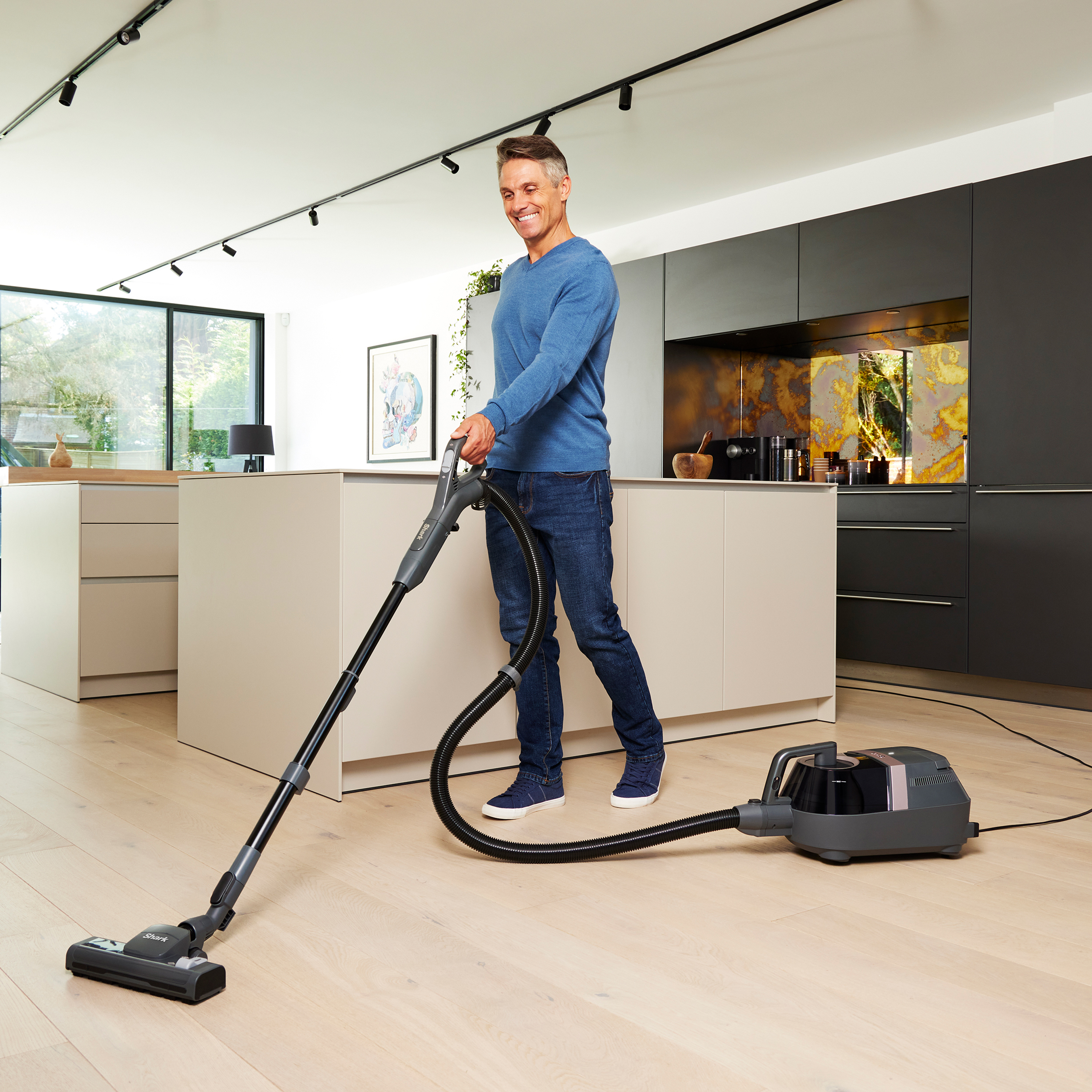 Shark CV100UKT Bagless Cylinder Vacuum Cleaner Pet Model with Dynamic Technology thumbnail image