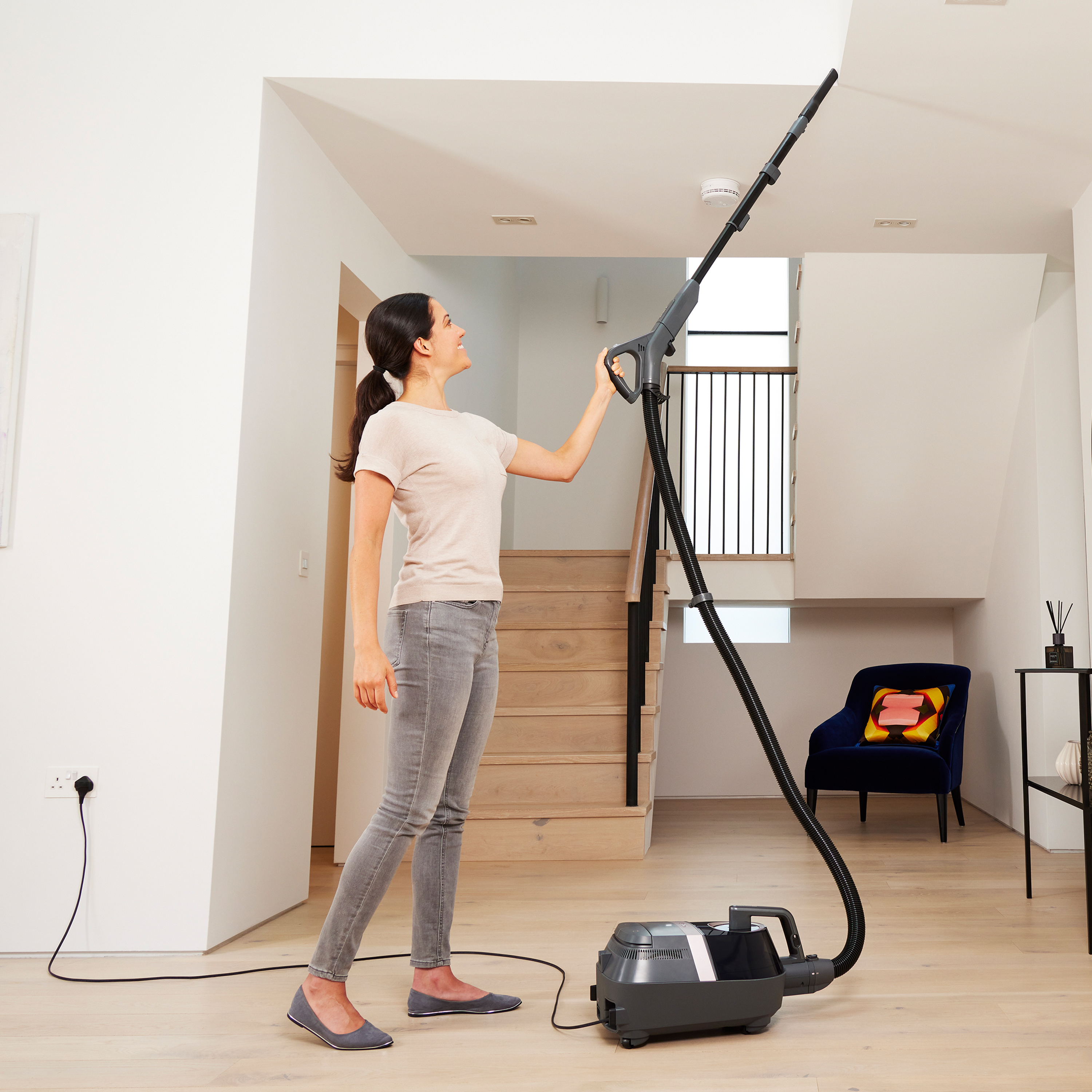 Shark CV100UKT Bagless Cylinder Vacuum Cleaner Pet Model with Dynamic Technology thumbnail image