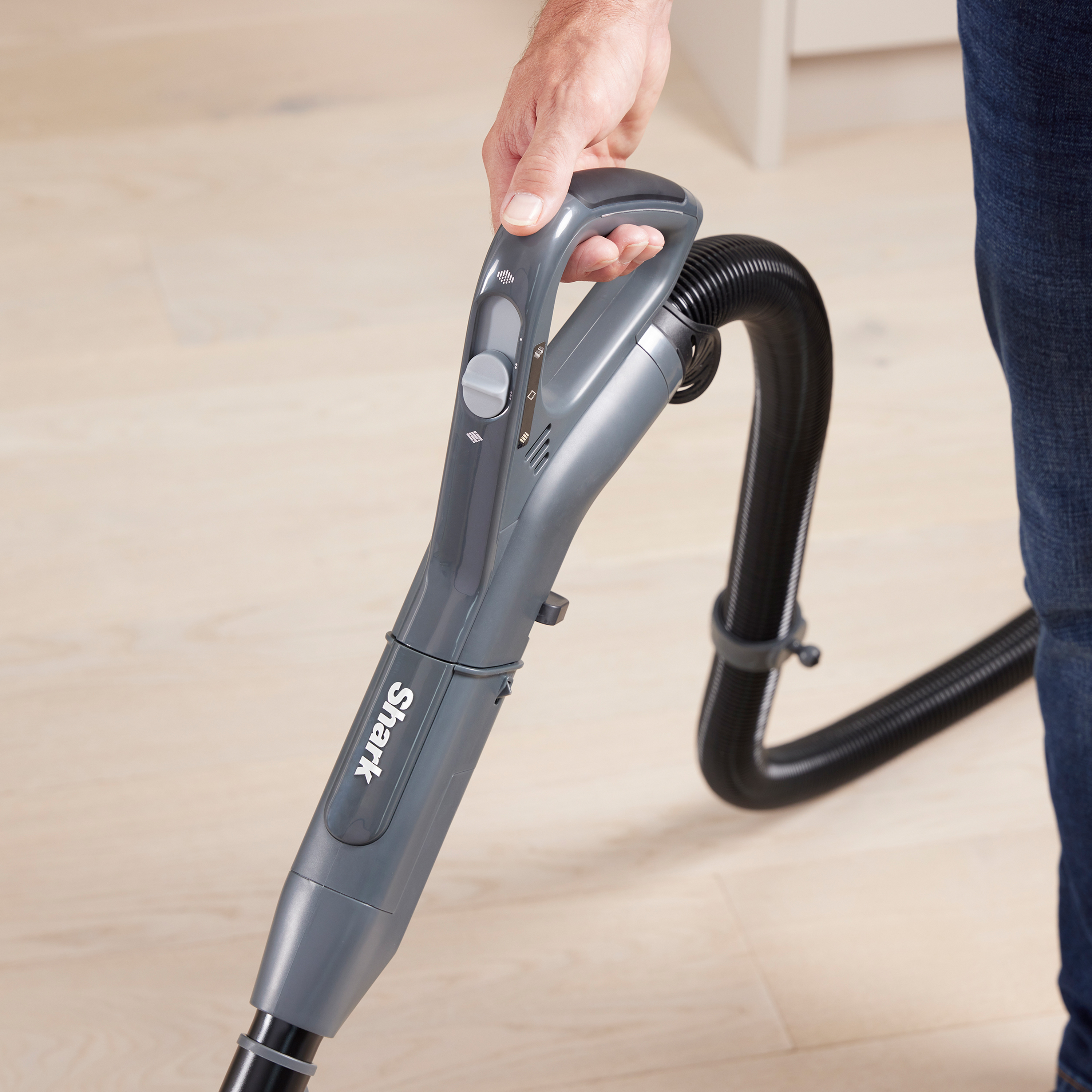 Shark CV100UKT Bagless Cylinder Vacuum Cleaner Pet Model with Dynamic Technology thumbnail image