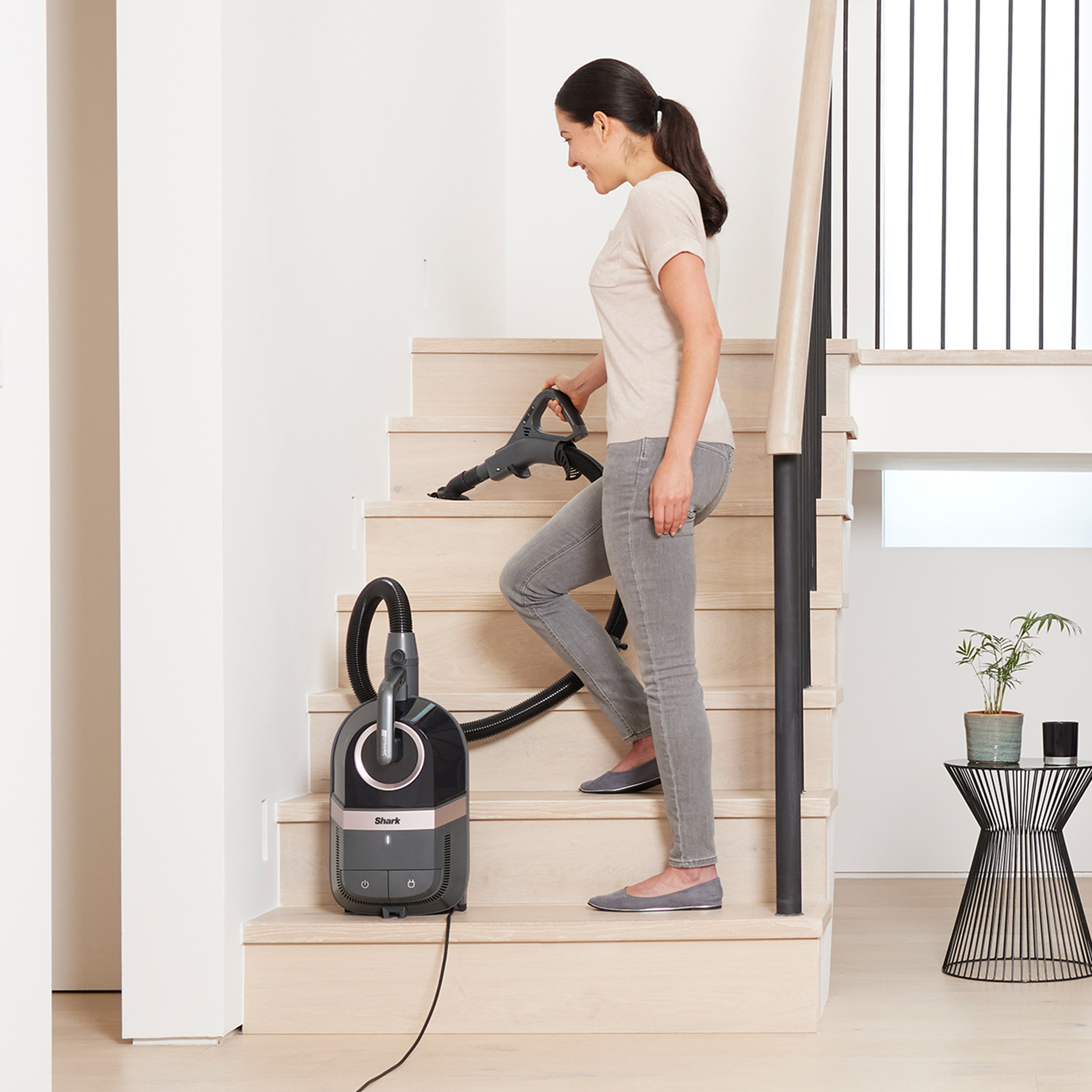 Shark CV100UKT Bagless Cylinder Vacuum Cleaner Pet Model with Dynamic Technology thumbnail image