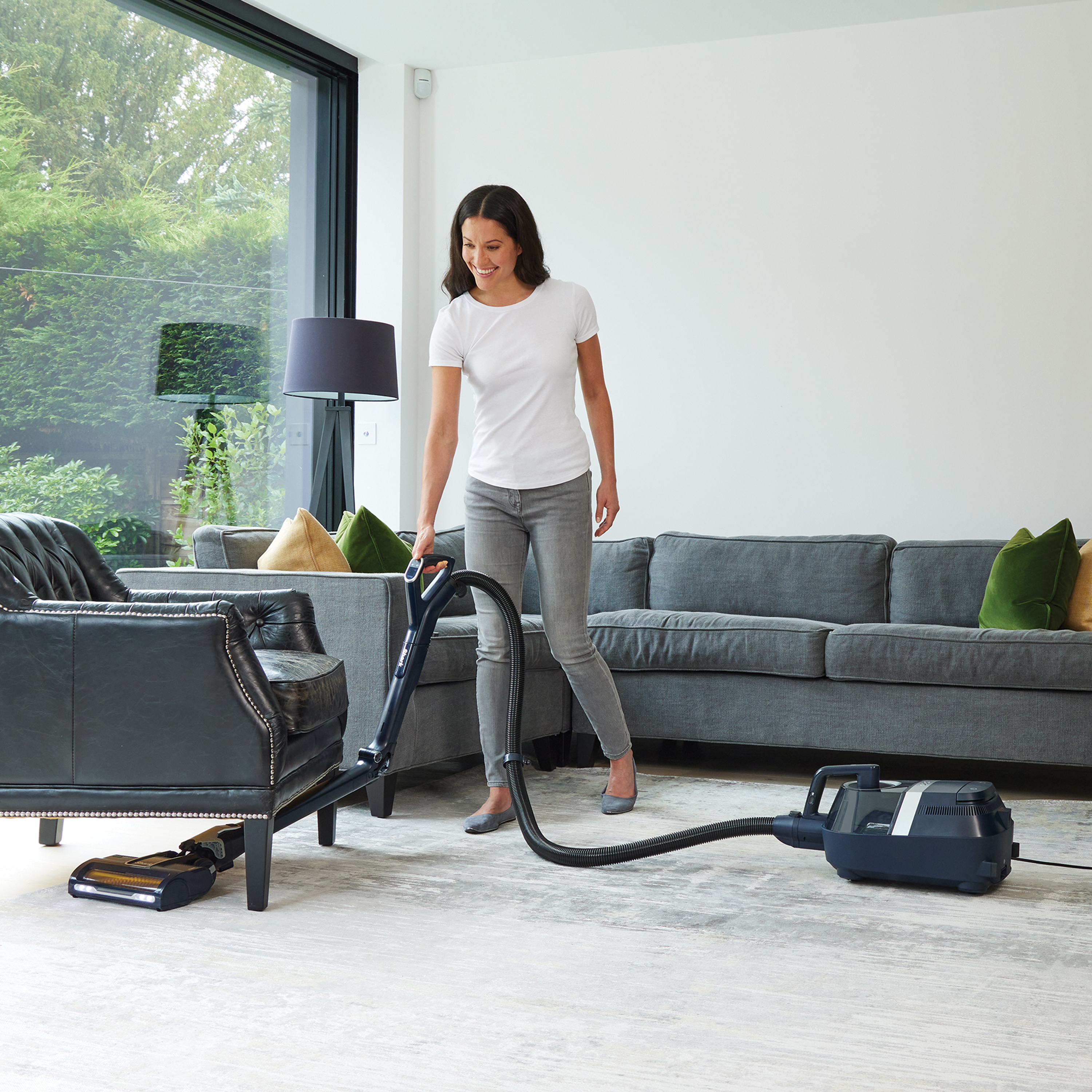 Shark CZ250UKT Bagless Cylinder Vacuum Cleaner with Dynamic Technology & Anti Hair Wrap Pet Model - Blue / Silver thumbnail image