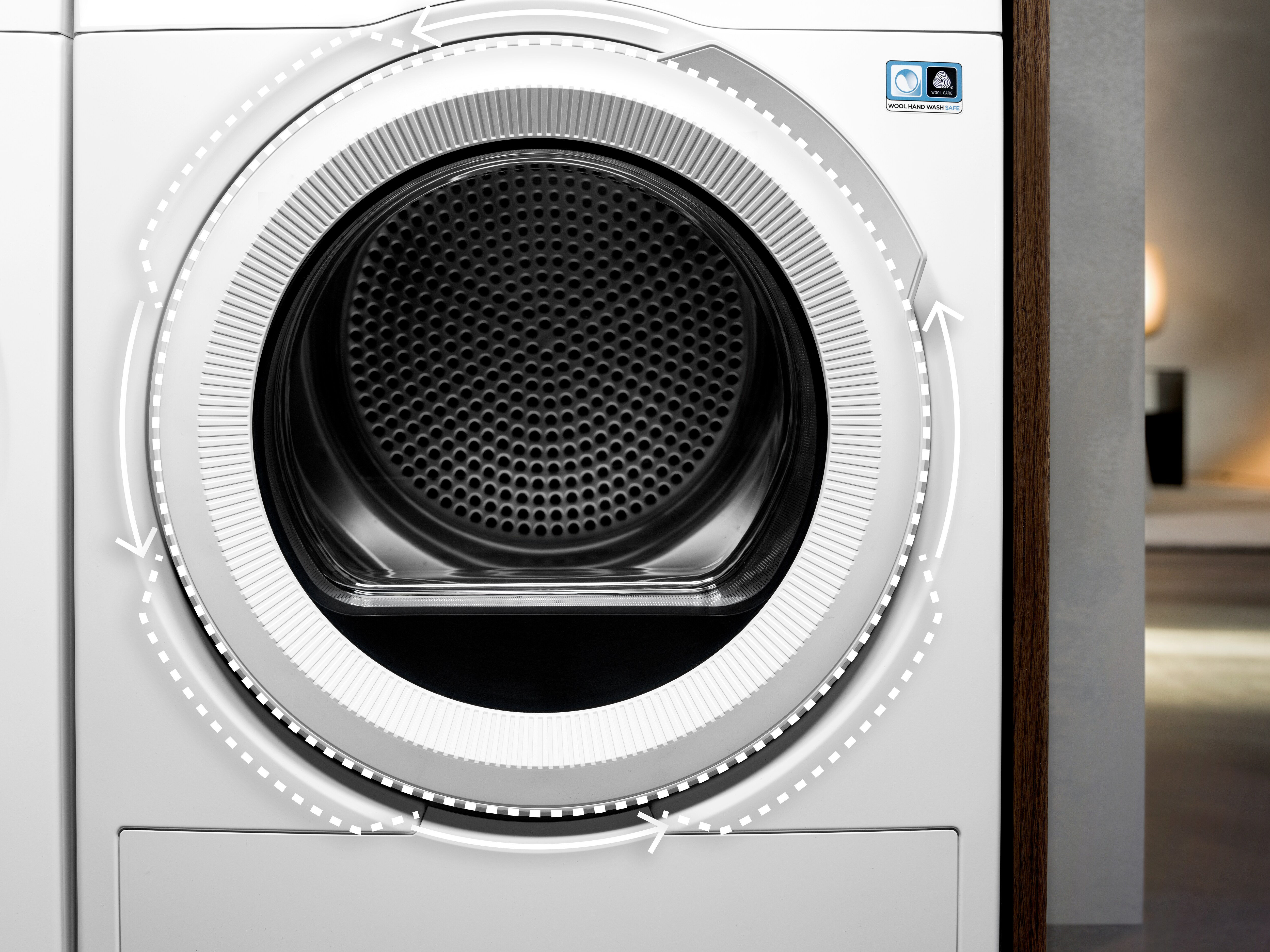 AEG TR729A4B 9kg Heat Pump Tumble Dryer - White thumbnail image