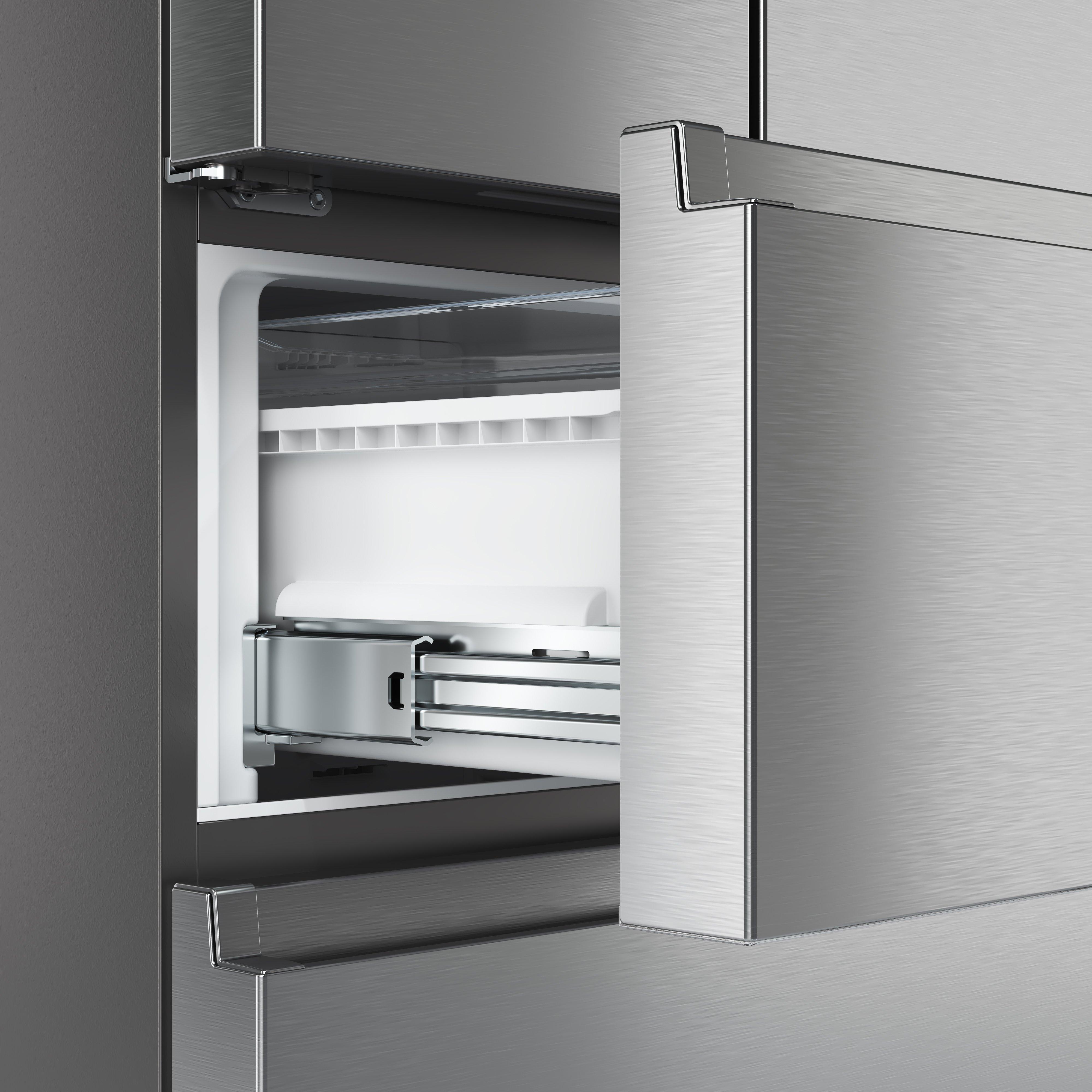 Hisense RF632N4WIE 70.4cm 60/40 Frost Free American Fridge Freezer - Stainless Steel thumbnail image
