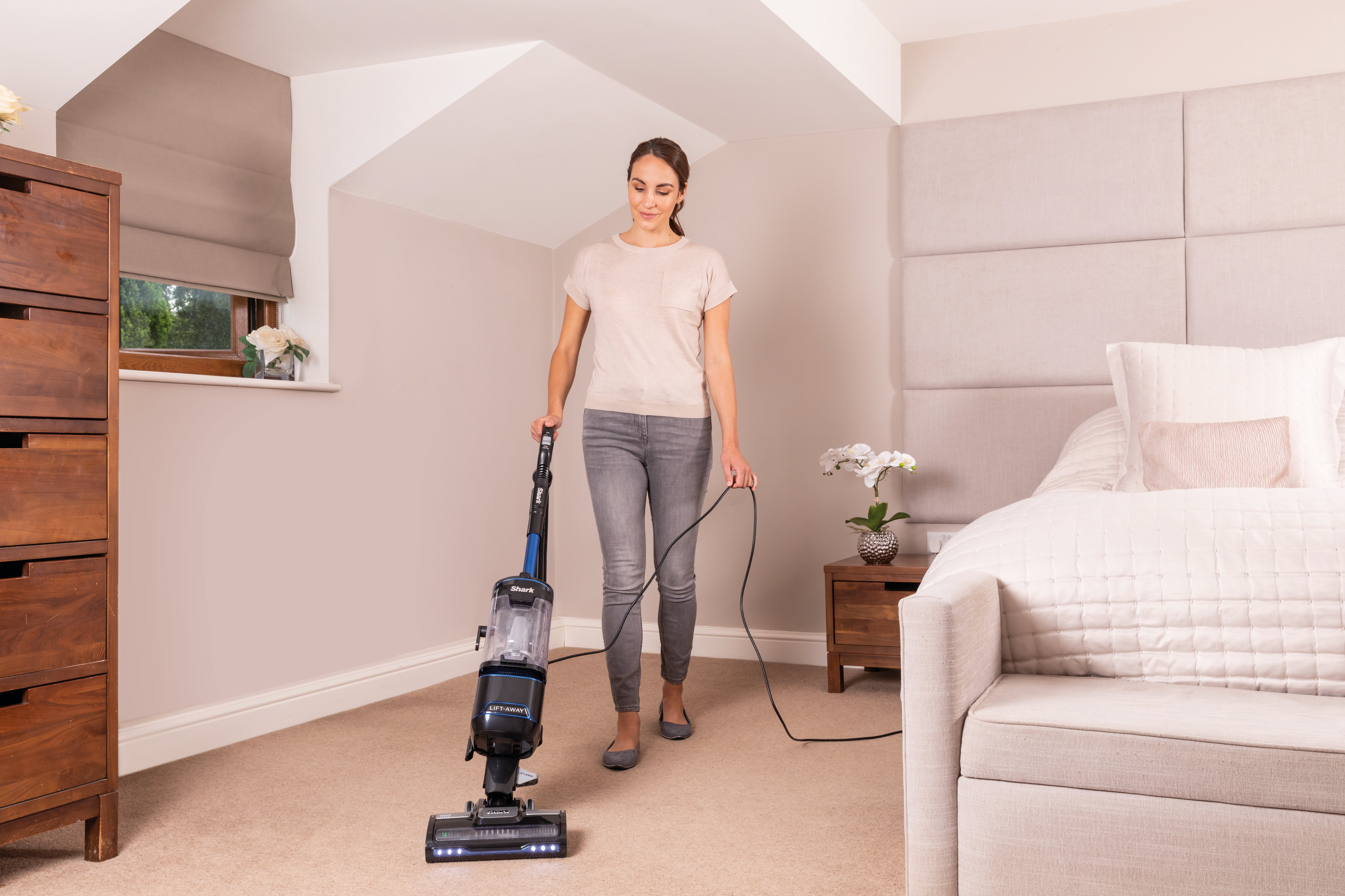 Shark NV602UK Upright Vacuum Cleaner  thumbnail image